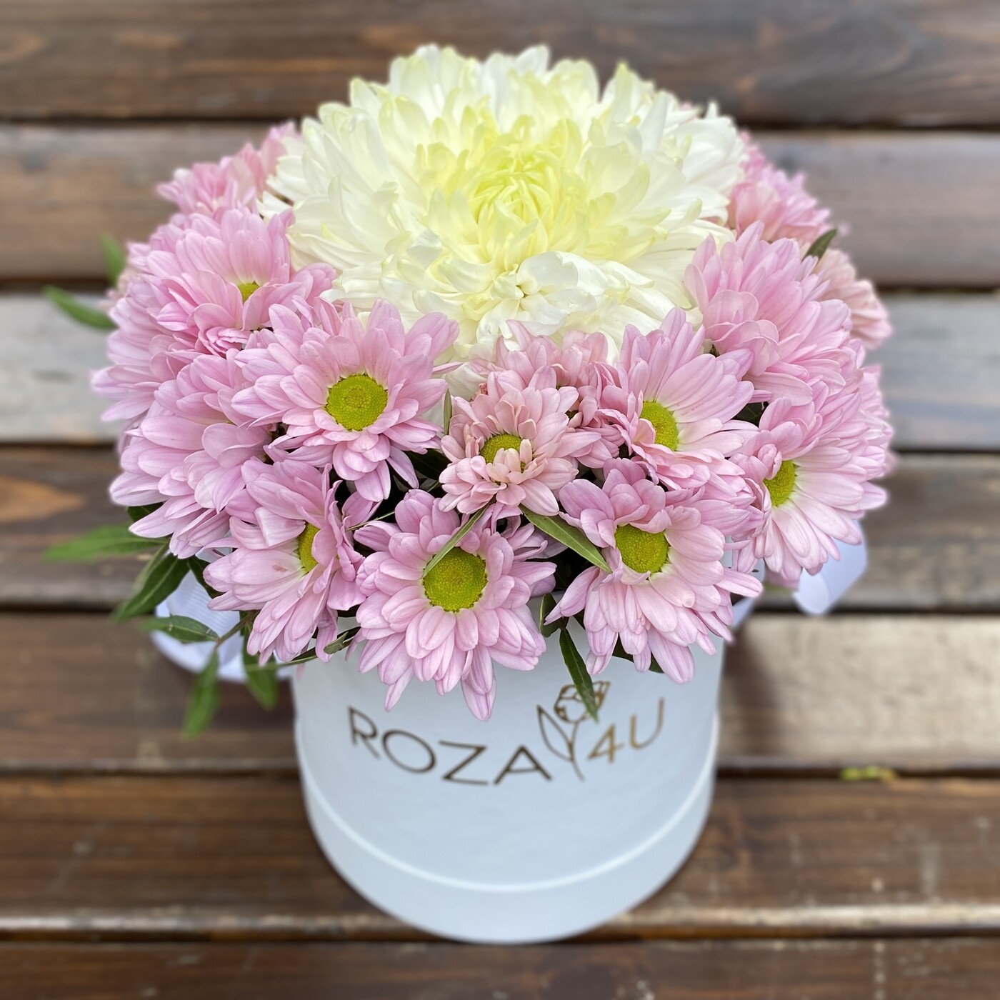 Композиция с хризантемами в коробке заказать цветы анапа с доставкой на дом