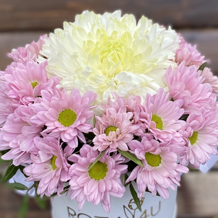 Розовая композиция из хризантем в коробке