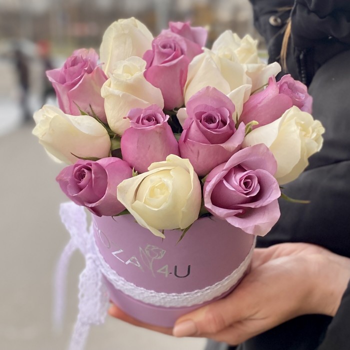 15 сиреневых и белых роз в коробке