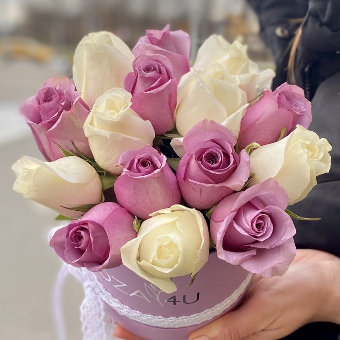 15 сиреневых и белых роз в коробке
