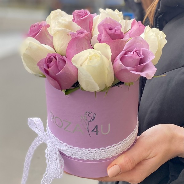 15 сиреневых и белых роз в коробке