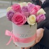 15 сиреневых розовых и белых роз в коробке