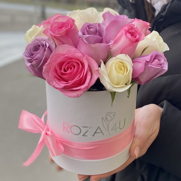 15 сиреневых розовых и белых роз в коробке