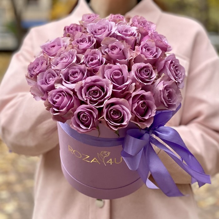 25 сиреневых роз в коробке