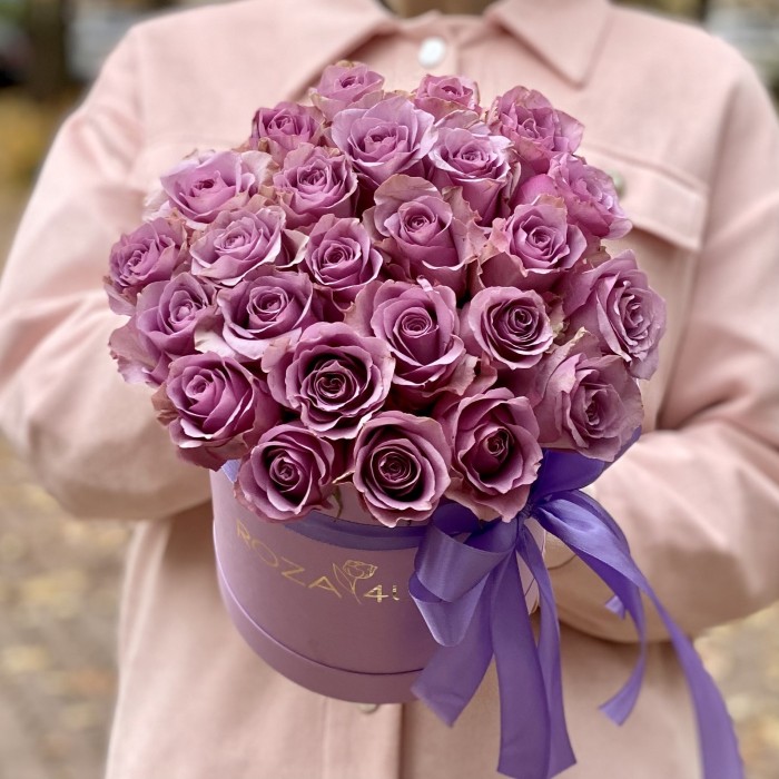 25 сиреневых роз в коробке