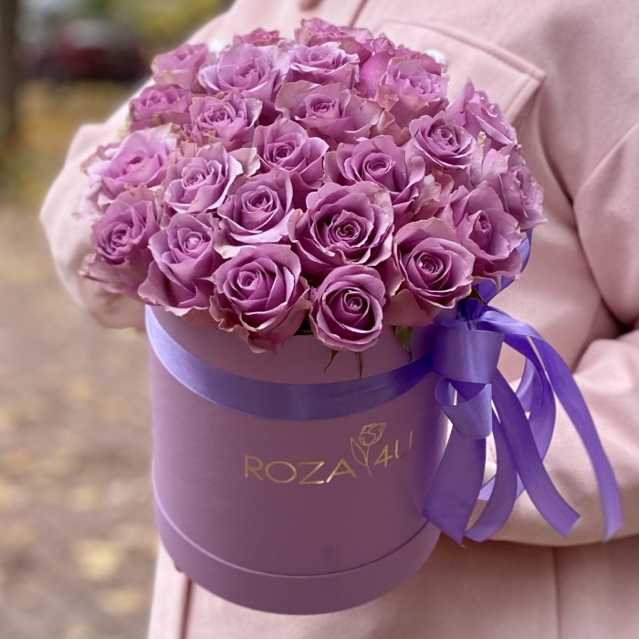 25 сиреневых роз в коробке