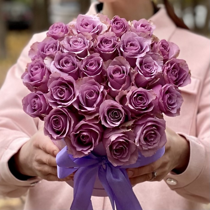 25 сиреневых роз в коробке