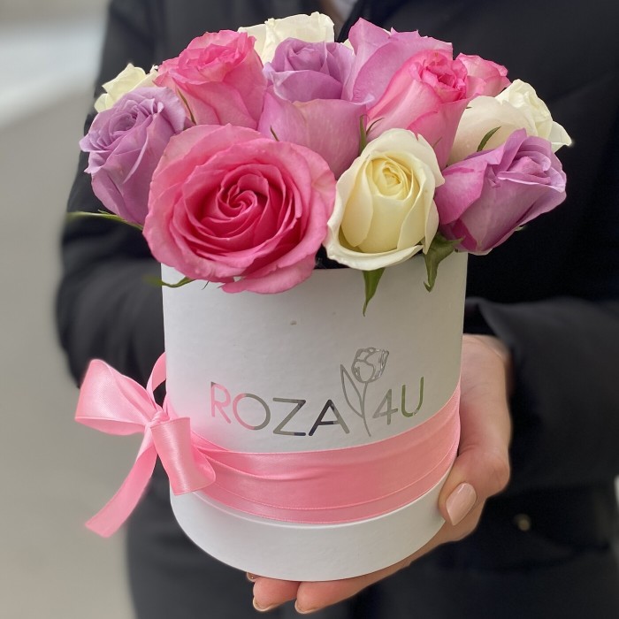 15 сиреневых розовых и белых роз в коробке