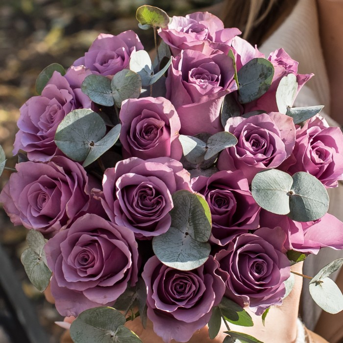 Сиреневые розы с эвкалиптом в коробке