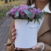 Сиреневые розы с эвкалиптом в коробке