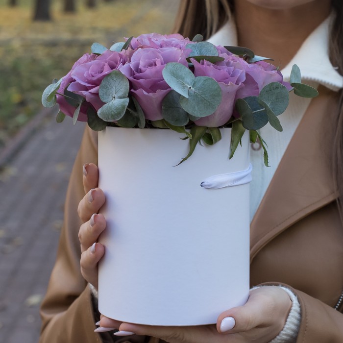 Сиреневые розы с эвкалиптом в коробке