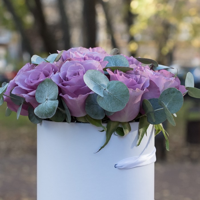 Сиреневые розы с эвкалиптом в коробке