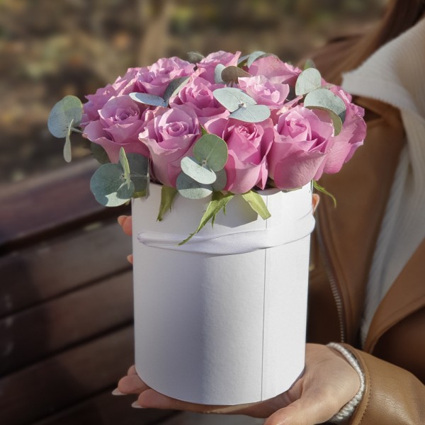 Сиреневые розы с эвкалиптом в коробке