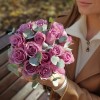 Сиреневые розы с эвкалиптом в коробке