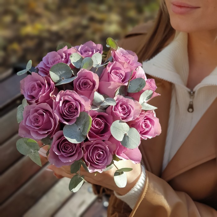 Сиреневые розы с эвкалиптом в коробке