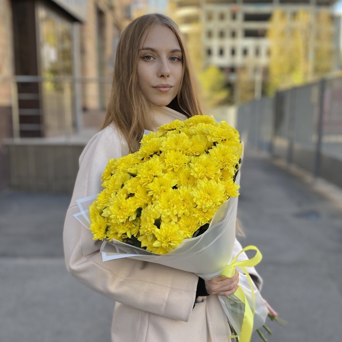 15 желтых кустовых хризантем Балтика