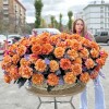 151 пышная оранжевая роза Фри Спирит в корзине
