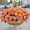 151 пышная оранжевая роза Фри Спирит в корзине