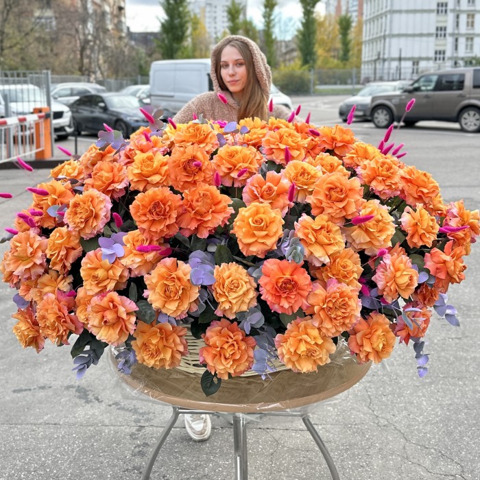 151 пышная оранжевая роза Фри Спирит в корзине