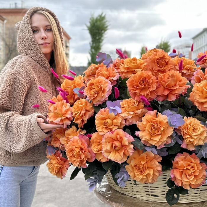 151 пышная оранжевая роза Фри Спирит в корзине