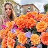 151 пышная оранжевая роза Фри Спирит в корзине