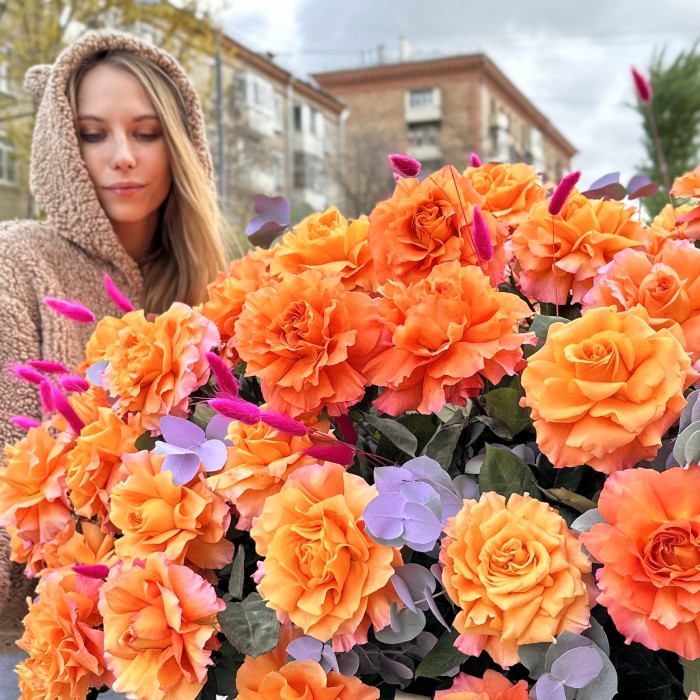 151 пышная оранжевая роза Фри Спирит в корзине