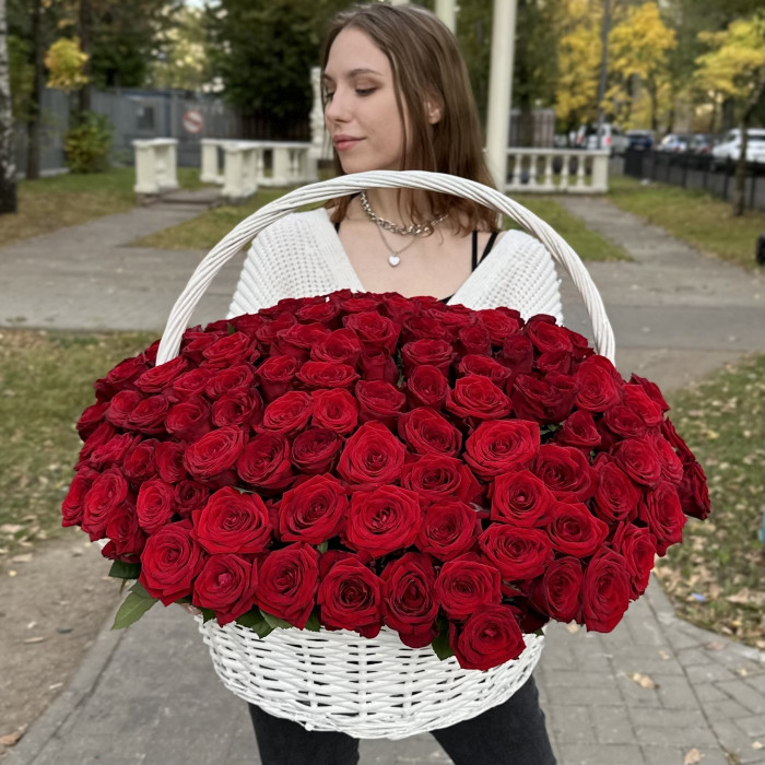 151 ароматная красная роза в корзине