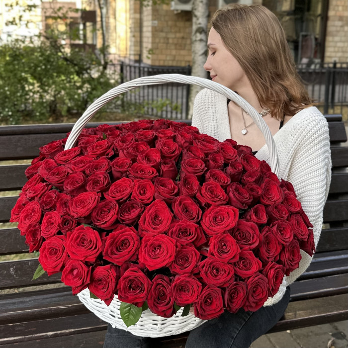 151 ароматная красная роза в корзине