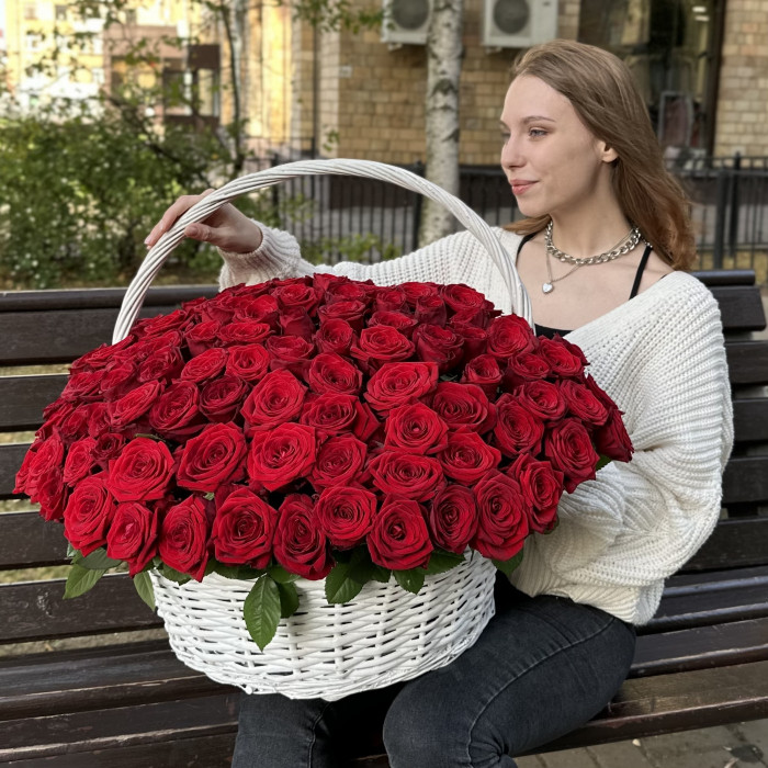 151 ароматная красная роза в корзине