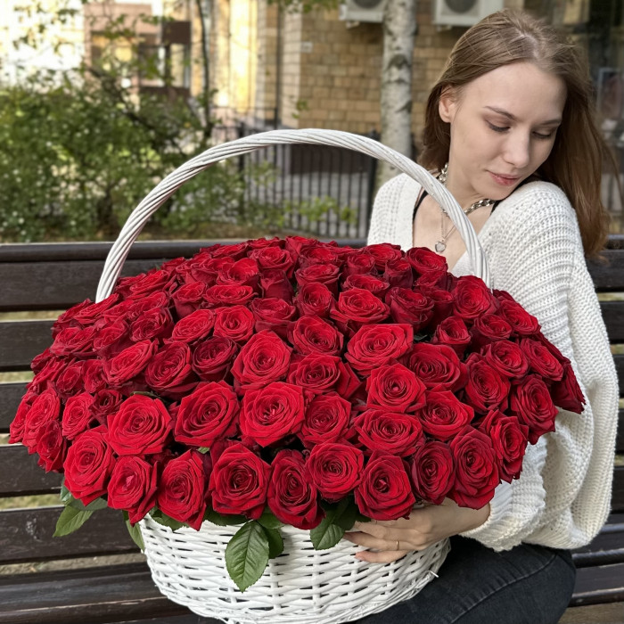 151 ароматная красная роза в корзине
