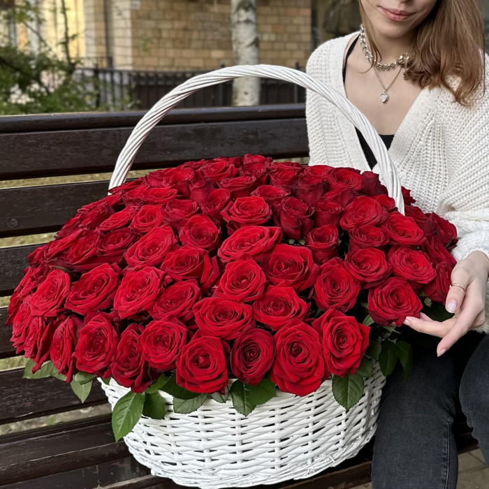 151 ароматная красная роза в корзине