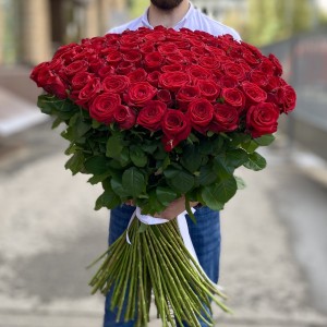 151 красная роза Ред Наоми 90 см