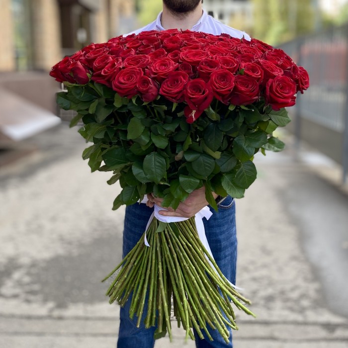 151 красная роза Ред Наоми 90 см