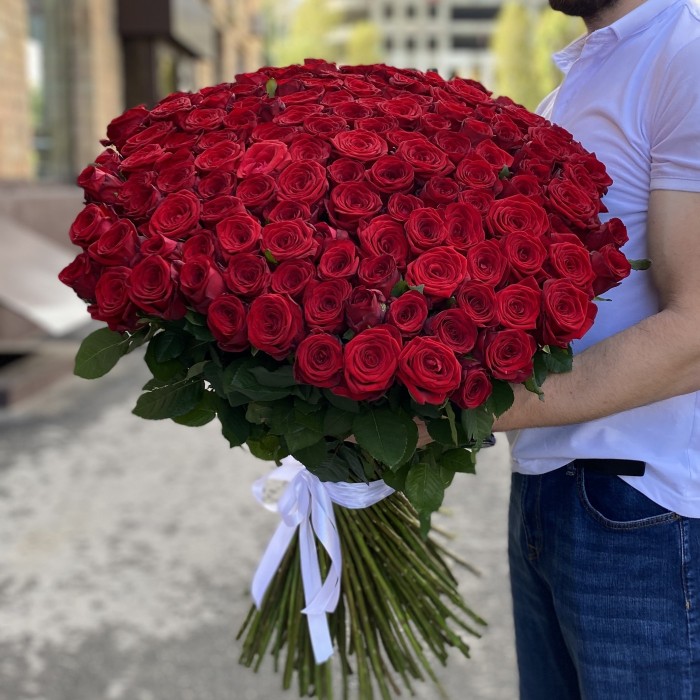 151 красная роза Ред Наоми 90 см