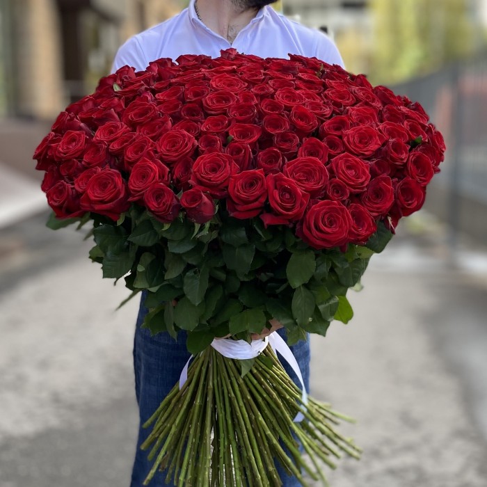 151 красная роза Ред Наоми 90 см