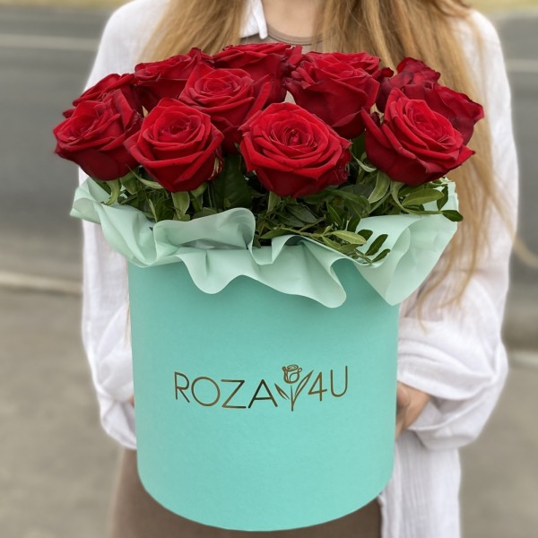 15 ароматных роз в коробке