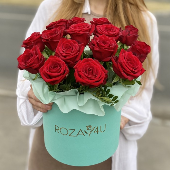 15 ароматных роз в коробке