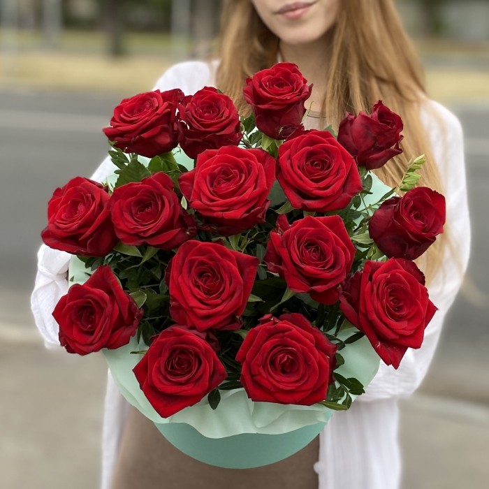 15 ароматных роз в коробке