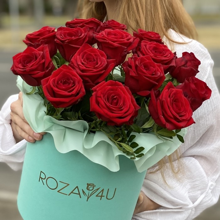 15 ароматных роз в коробке