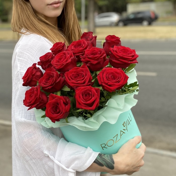 15 ароматных роз в коробке