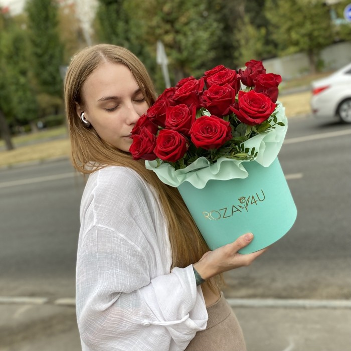 15 ароматных роз в коробке