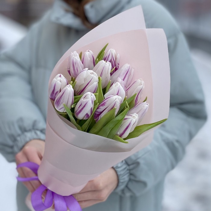 15 бело-фиолетовых тюльпанов Флеминг Флег