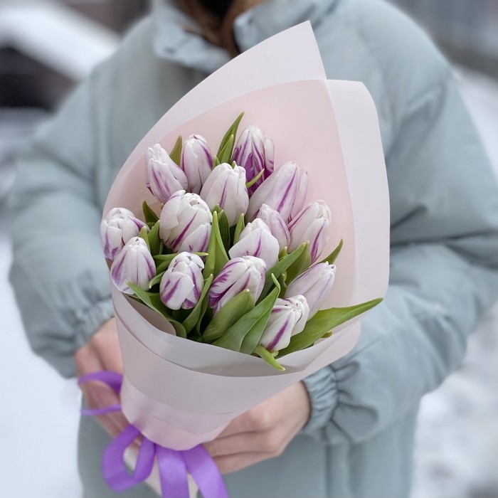 15 бело-фиолетовых тюльпанов Флеминг Флег