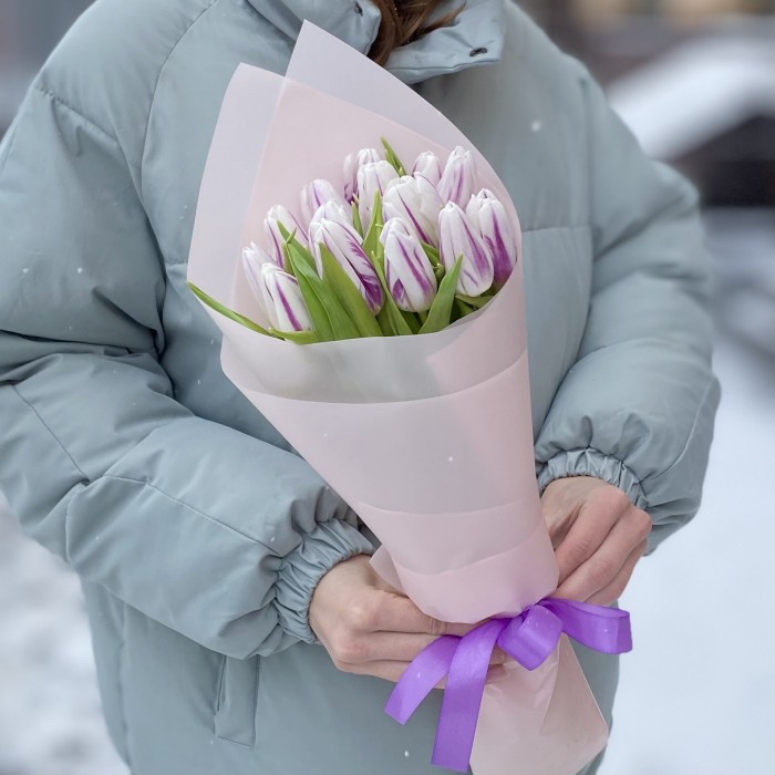 15 бело-фиолетовых тюльпанов Флеминг Флег