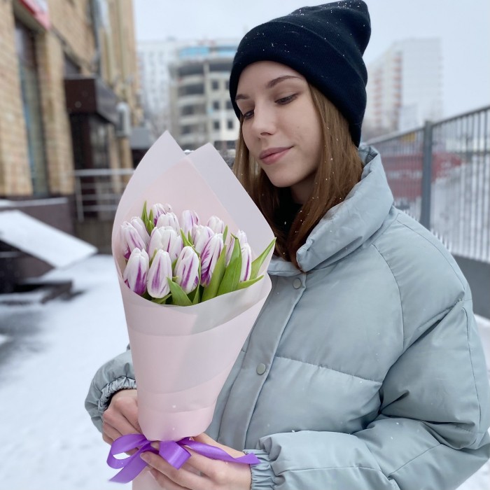 15 бело-фиолетовых тюльпанов Флеминг Флег