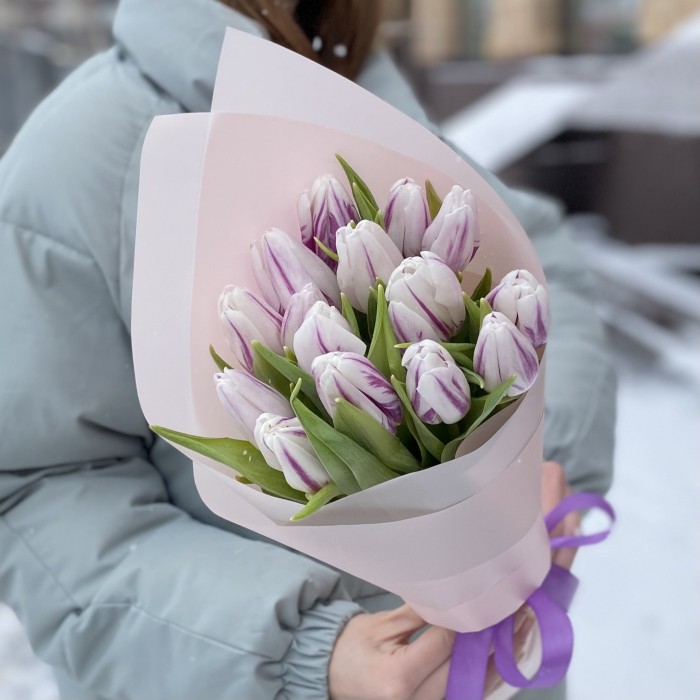 15 бело-фиолетовых тюльпанов Флеминг Флег