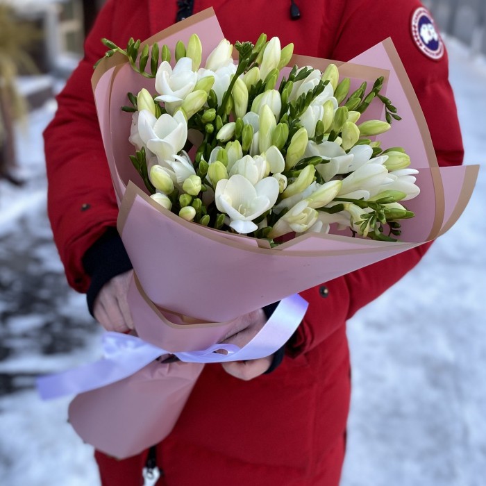 15 белых фрезий