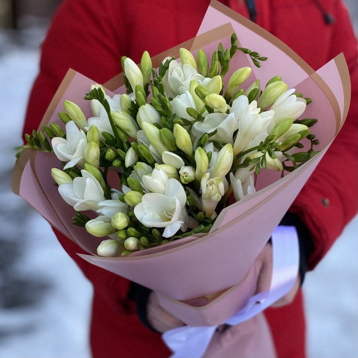 15 белых фрезий