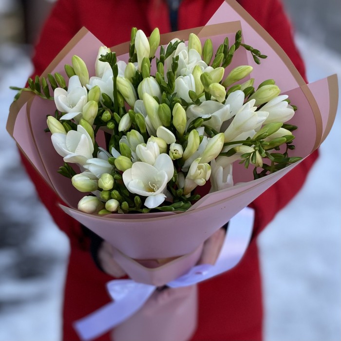 15 белых фрезий