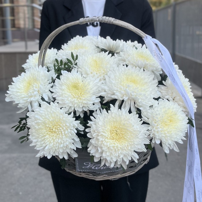 15 белых хризантем Магнум в корзине
